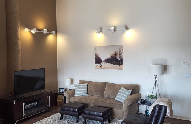 L'un des SEULS 1 BR / 2BA, avec un immense espace de vie! Parfait pour les couples!