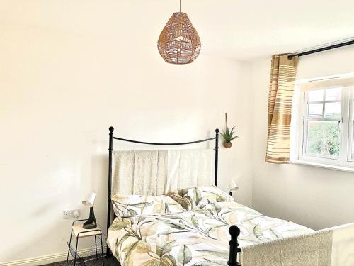 Chessington Home Stay , 3 Bed 6 Guests Free Parking Near M25 JCT9, Chessington world of Adv Resort, Kingston, Epsom, Great for Families & Groups