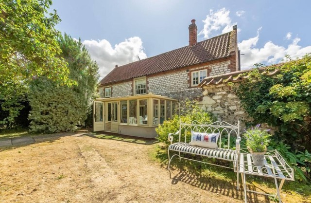 Chestnut Cottage est un cottage en silex classé au grade II, élégamment meublé.