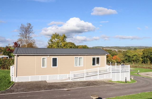 CHESTNUT LODGE, pet friendly, luxury holiday cottage in Newton Abbot