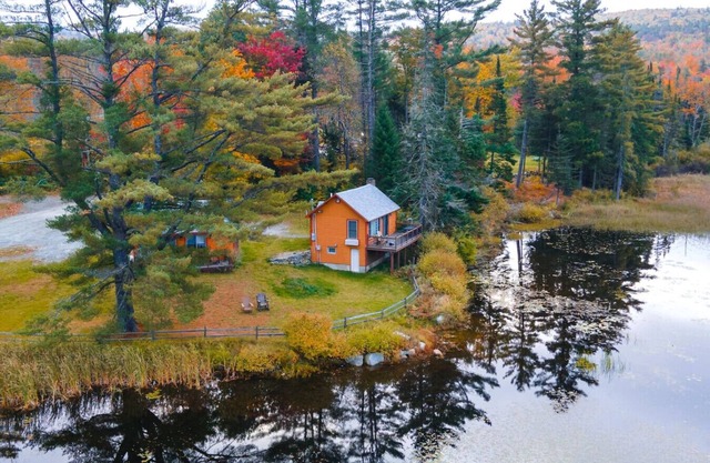 Chestnut Studio: Cozy Lakefront Cabin Retreat