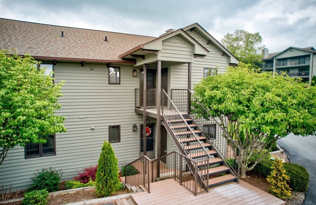 Chetola: Holly 4 - Condo Overlooking Tennis at Chetola Resort, Downtown Blowing Rock!