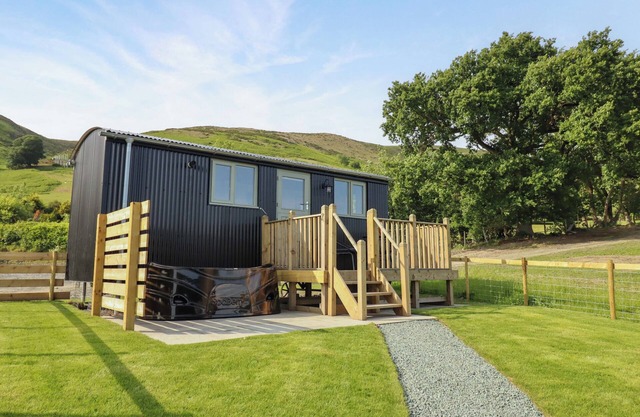 CHEVIOT, pet friendly, character holiday cottage in Oswestry