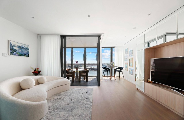 Chic 1-bedroom apartment with WiFi, fitness room in vibrant Barangaroo