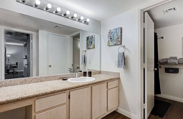 Chic 1-bedroom apartment with WiFi, AC in vibrant Las Vegas