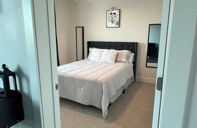 Chic 1-bedroom apartment City-View Luxe Stay 7 Mins to Mercedes-Benz