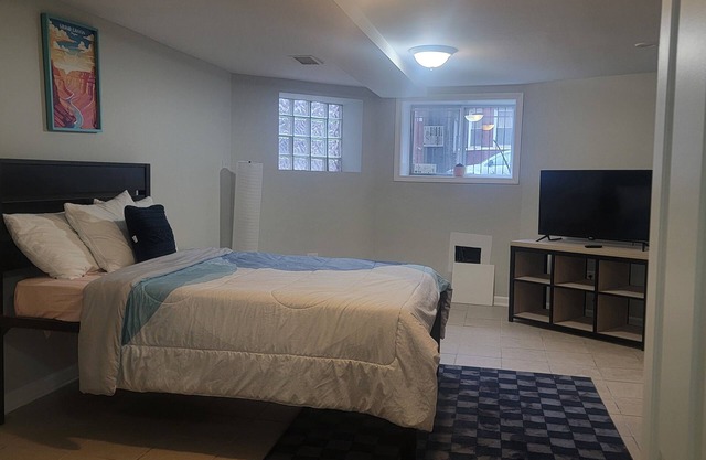 Chic 1-bedroom apartment with AC, WiFi in excellent Chicago