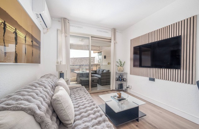 Chic 1 Bedroom Apartment Minutes from Croissette, Terrace & AC