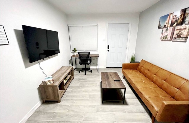 Chic 1BR/1BA, 3 Min to Ft. Bliss, Fully Remodeled! Unit 3