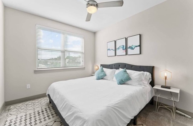 Chic 1BR king suite close to Downtown w/ fast WiFi