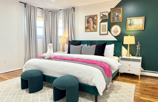 Chic 2-Bed Apt Free Wi-Fi/King Bed/ Parking & Mid-Century Charm