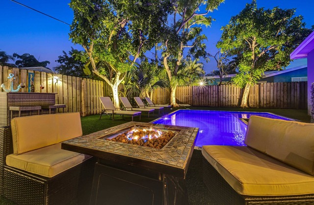 Chic 2-Bed Oasis in Coveted College Park -Dream Retreat with a Mesmerizing Pool!