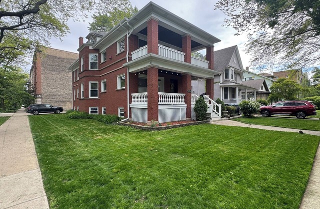Chic 2-bedroom apartment in beautiful Rogers Park with WiFi & EV Charger