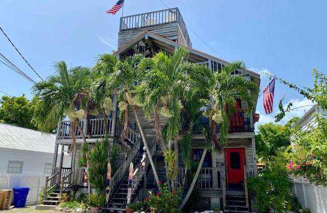 Chic 2 Bedroom Condo 300 Steps from Duval St