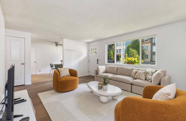 Chic 2 bedroom Lynnwood Nest w/Kitchen & Yard