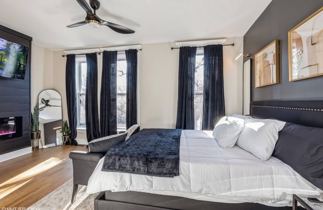 Chic 2-bedroom townhome with WiFi and AC in awesome Chicago