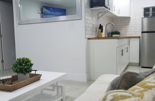 Chic 2 BR Minutes From Hollywood Beach, Casino & The Young Circle
