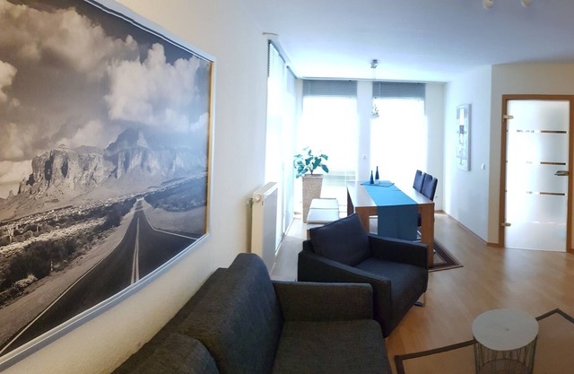 Appartement 2 pièces chic en sous-sol avec entrée indépendante dans la maison familiale
