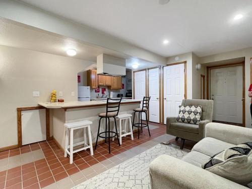Chic 2br - 2 Min From Icubs