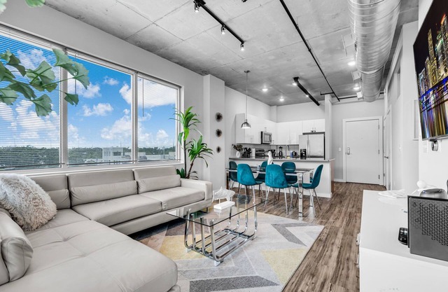Chic 2BR Getaway Walk to Breweries & Art Walk