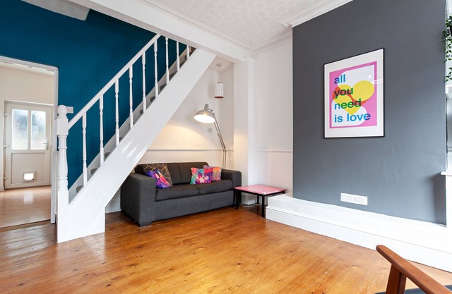 Chic 3 Bed House w/backyard - 9 mins from Manchester Centre