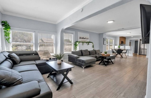 Chic 3 Bedroom 3 Bathroom Grand Central Bungalow