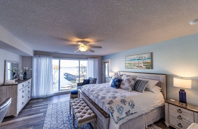 Chic 3 BDR Condo w/ Boat Slip, Onsite Pool, & More!