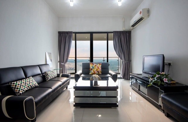 Chic 3BR in Danga Bay with Water Views & Parking