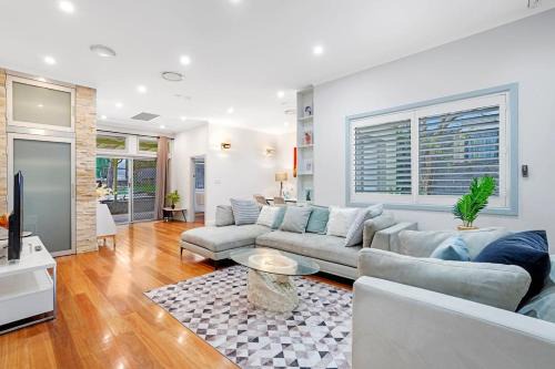 Chic 4 Bedroom House at Five Dock