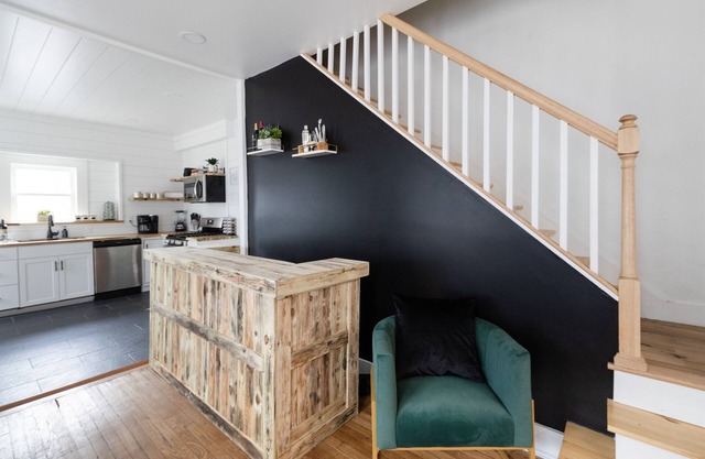 Chic 4 BR: Minutes to Cleveland Clinic, CWRU & UH!