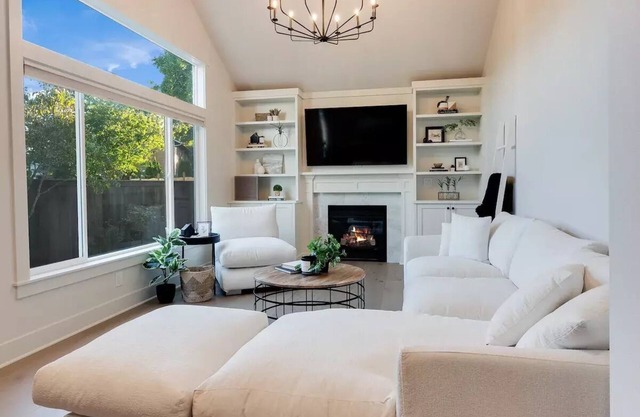 Chic Alderwood Oasis w/Hot tub