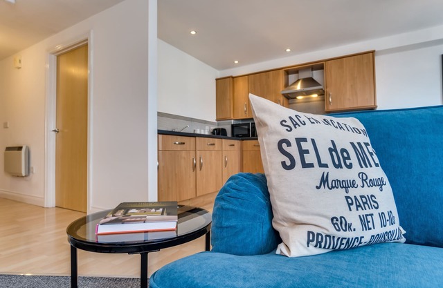 Chic and Bright Apartment Near the Water