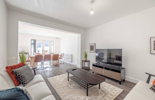 Chic and Comfy 4 Bedroom Stay – Baylis Road