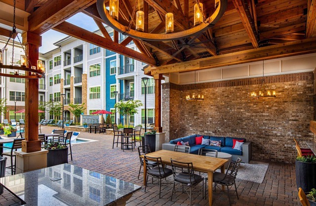 Chic Apartment - 15 minutes away from Truist Stadium