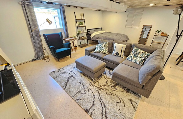 Chic Basement in Seattle - Very Close to I-90