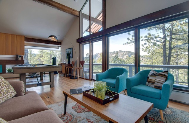 Chic Boulder Mountain Home w/ Hot Tub + Views