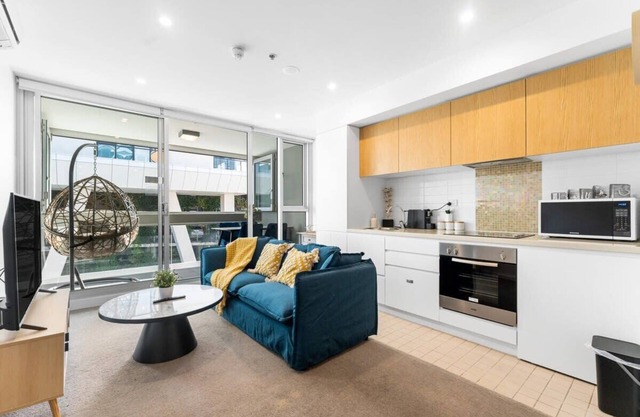 Chic CBD 2BR Retreat: Walkable, Free Wi-Fi