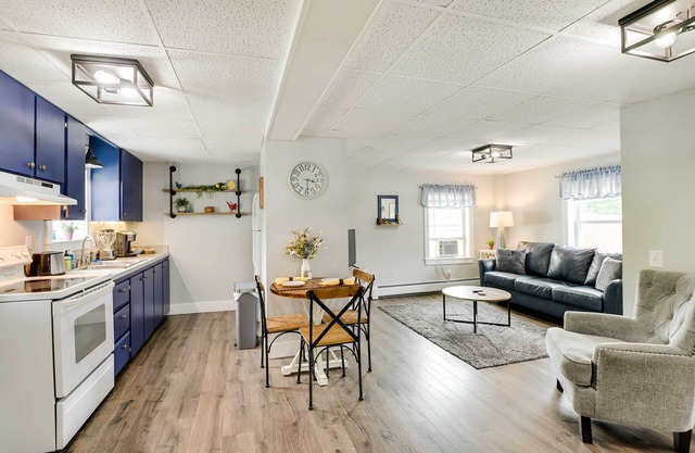 Chic & Central Apartment ~ 6 Mi to Sebec Lake!