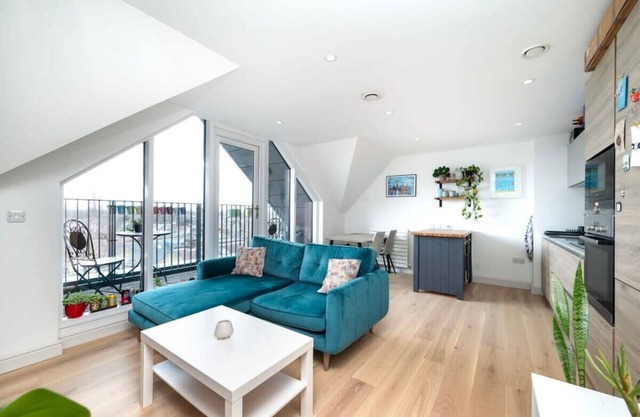 Chic City 1 Bedroom Apartment with Balcony Views