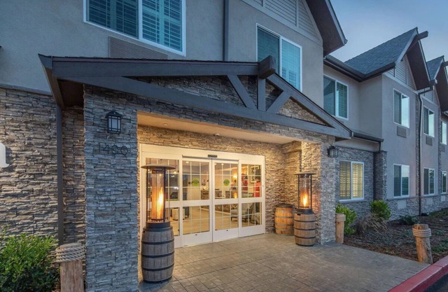 Chic Coastal Haven near Pillar Point Harbor - Scenic Serenity, Free Breakfast!