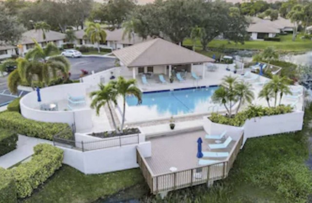 Chic Coastal Cottage PGA National with New Decor Close to Beaches, Golf & More!