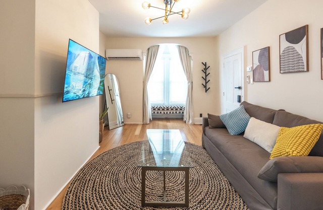 Chic & Comfortable 1 bhk with EV Parking. Journal Sq. Sleeps 4.