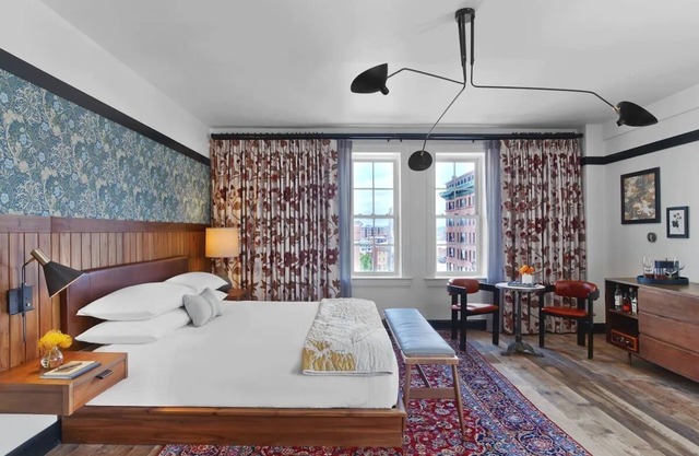 Chic Corner King - Revival Baltimore - Unit w/ Rooftop Dining & Karaoke Rooms