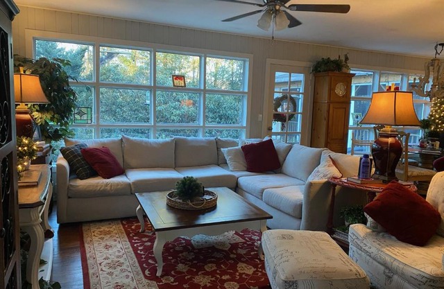 Chic Cottage 1.7 miles to Downtown Highlands