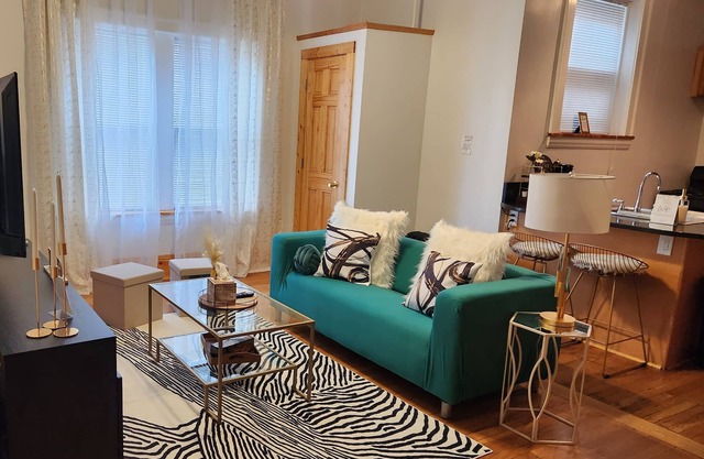 Chic Coventry:1 Bdrm w Fireplace.MINUTES from Case, Cle Clinic, UH, downtown!
