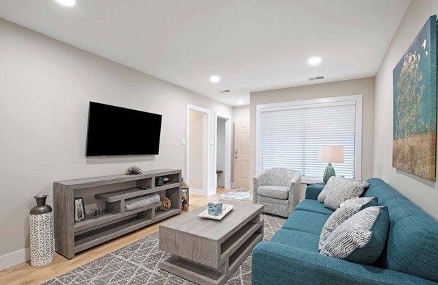 Chic Cozy 1-bedroom condo with WiFi, AC in welcoming Clinton Township