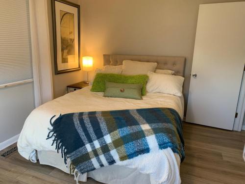 Chic & Cozy 1br Retreat Prime Location & Mod
