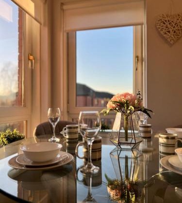 Chic & Cozy 2-Bed Flat in Glasgow - Free Parking