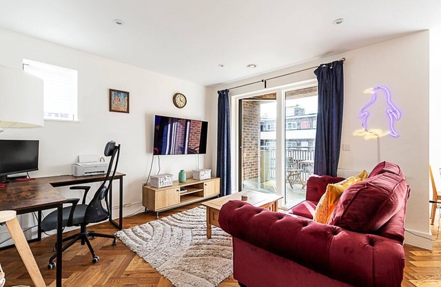 Chic Crystal Palace Flat with Balcony & Workspace