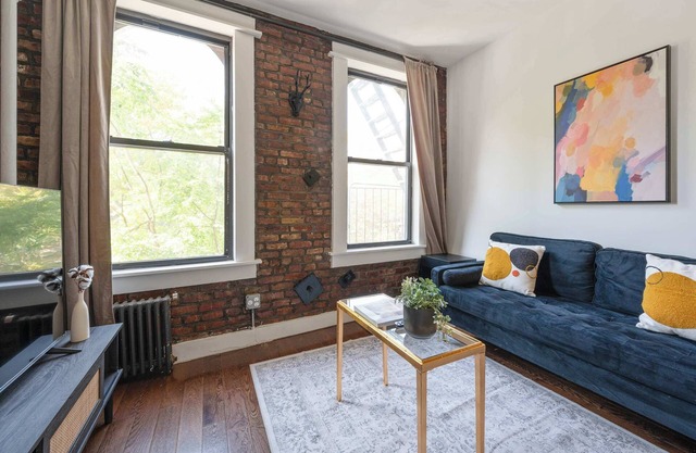 Chic downtown 1br Sum
